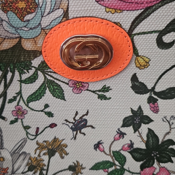 AUTHENTIC FLORAL GUCCI MED. TOTE W/ CROSSBODY w/2 COAS๐ - Picture 3 of 13